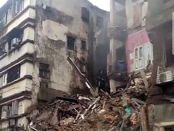 निगम आयुक्त इकबाल सिंह चहल ने संवाददाताओं को बताया कि बृहस्पतिवार की शाम मलबे से चार लोगों को बचा लिया गया जबकि दो शव भी निकाले गये . उन्होंने बताया कि इमारत के बचे हिस्से में फंसे 12 लोगों को क्रेन के माध्यम से बचा लिया गया है. इस हिस्से में दरारें उभर आयी हैं.