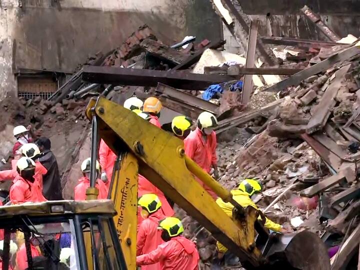 घायलों को सरकारी जे जे अस्पताल ले जाया गया है .आयुक्त ने बताया कि मलबे में एक अन्य व्यक्ति के फंसे होने की आशंका है और उसे बचाने के प्रयास किय जा रहे हैं . 