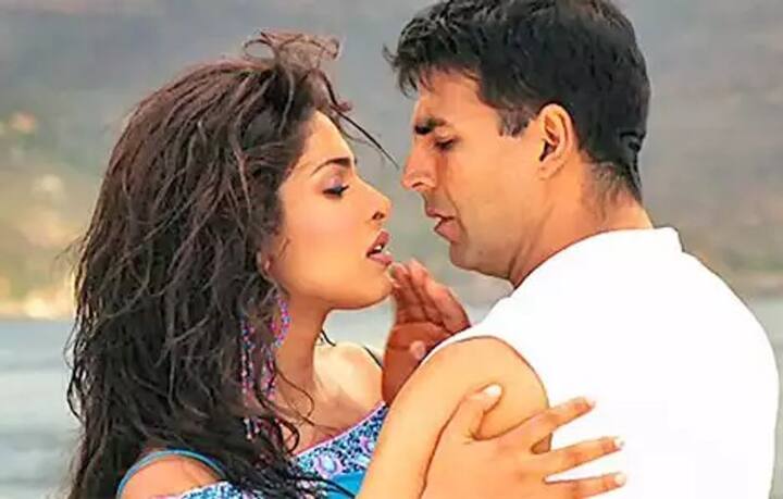 एक वक्त में प्रियंका चोपड़ा सुपरस्टार अक्षय कुमार के प्यार में थीं. एक फिल्म में साथ काम करने के बाद दोनों एक दूसरे के करीब आए. जब अक्षय की पत्नी ट्विंकल को खबर मिली, तो उन्होंने अक्षय कुमार को हमेशा के लिए प्रियंका चोपड़ा के साथ काम करने के लिए मना कर दिया था.