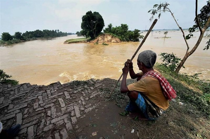 In Gopalganj, Bihar, flood water reached five hundred villages due to breach of Saran embankment ann बिहार के गोपालगंज में सारण तटबंध टूटने से पांच सौ गांव में पहुंचा बाढ़ का पानी, स्थिति हुई भयावह
