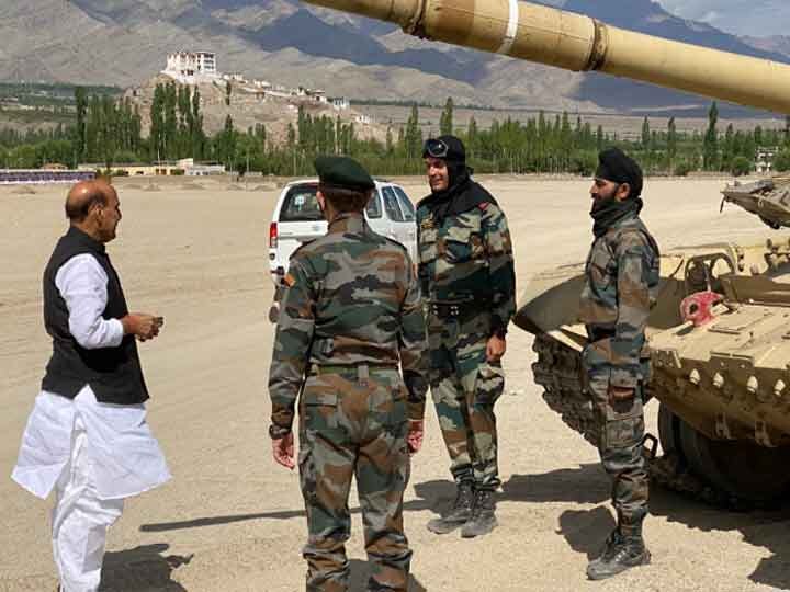 Rajnath Singh visits Leh Ladakh  amidst India China border dispute, addresses soldiers ANN सीमा विवाद के बीच LAC पर पहुंचे रक्षामंत्री राजनाथ सिंह, कहा- कोई एक इंच जमीन भी नहीं छू सकता
