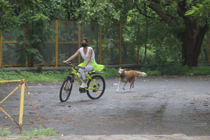 इसके साथ ही फिटनेस फ्रीक अभिनेत्री सोनल चौहान भी मुंबई में वर्कआउट करती दिखाई दीं. (Photo Credit: Manav Manglani)