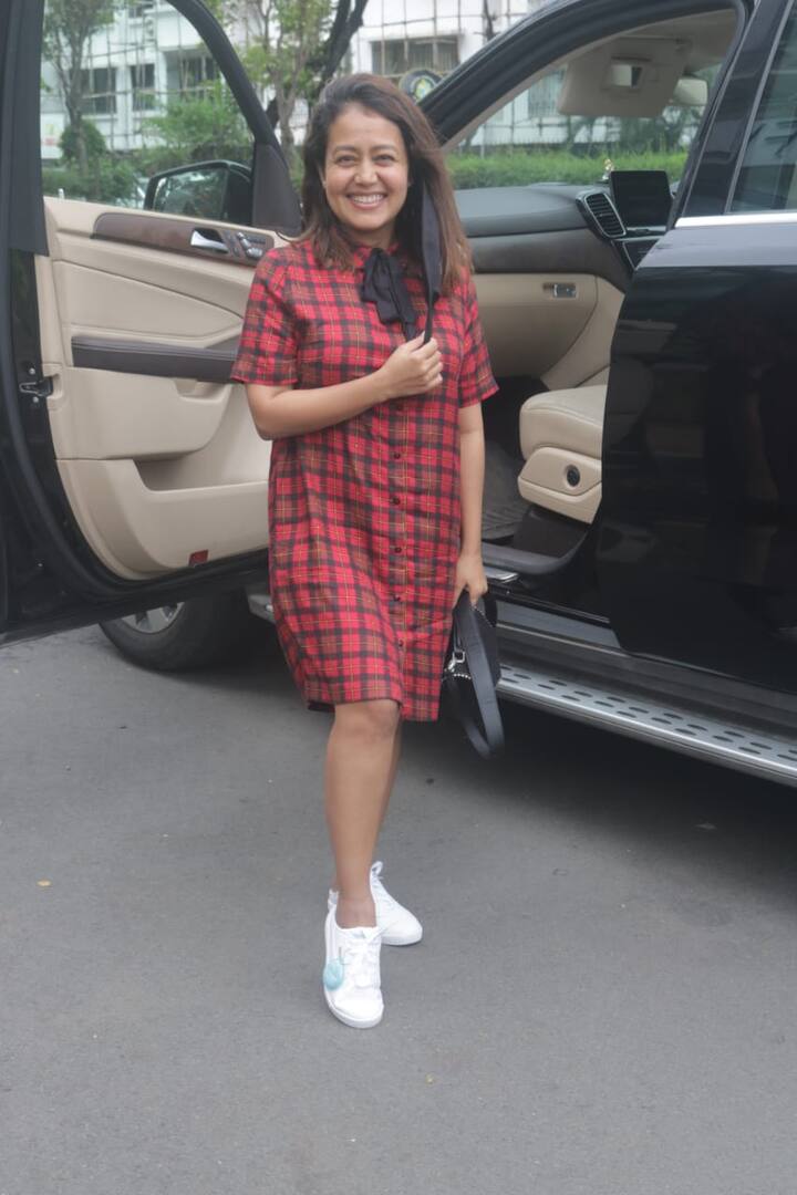 सिंगर नेहा कक्कड़ भी अपने बिंदास अंदाज में स्पॉट हुईं. (Photo Credit: Manav Manglani)