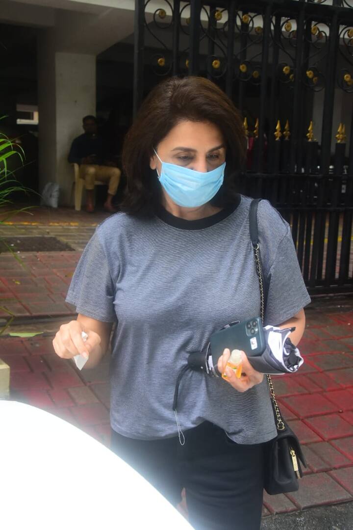 नीतू कपूर इस दौरान मास्क लगाए दिखाई दी. (Photo Credit: Manav Manglani)