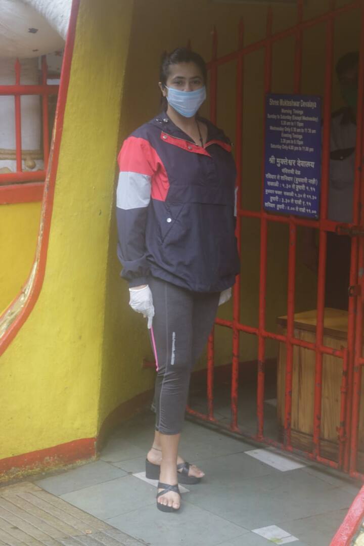 प्रोड्यूसर एकता कपूर मंदिर के बाहर स्पॉट हुई. (Photo Credit: Manav Manglani)