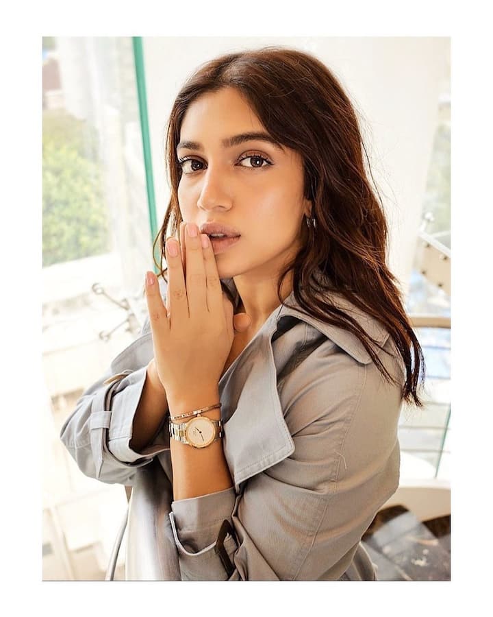 भूमि पेडनेकर और सुशांत सिंह राजपूत ने फिल्म 'सोनचिरैया' में एक साथ काम किया था. जिसकी शूटिंग चंबल के बीहड़ों में हुई थी. भूमि का कहना है कि फिल्म की शूटिंग के दौरान सुशांत के पास उनकी दूरबीन भी थी. जिससे वह अक्सर चांद और तारों के बारे में बताया करते थे.  (तस्वीरः इंस्टाग्राम)