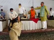 यूपी: मथुरा में नगर आयुक्त पर चप्पल बरसाने वाली बीजेपी पार्षद गिरफ्तार, जानें मामला