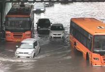 तस्वीरें: Delhi-NCR में राहत के साथ आफत लेकर आई बारिश, सड़कें बनीं तालाब, 15 फीट पानी में डूबी बस