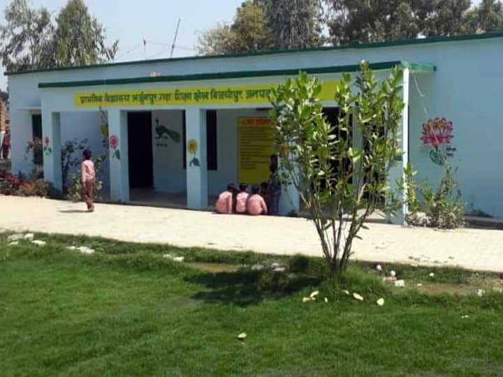 यूपी: कोरोना काल में फतेहपुर का प्राइमरी स्कूल बना जागरूकता का केंद्र, शिक्षक निभा रहे हैं बड़ी जिम्मेदारी fatehpur Primary school arjunpur garha became center of awareness in Corona period यूपी: कोरोना काल में फतेहपुर का प्राइमरी स्कूल बना जागरूकता का केंद्र, शिक्षक निभा रहे हैं बड़ी जिम्मेदारी