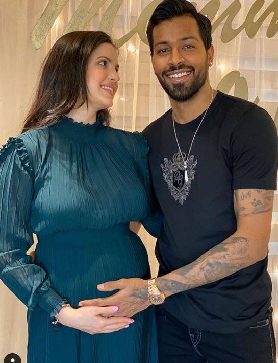 भारतीय बल्लेबाज के. एल. राहुल ने भी कमेंट सेक्शन में हार्ट इमोजी पोस्ट की.