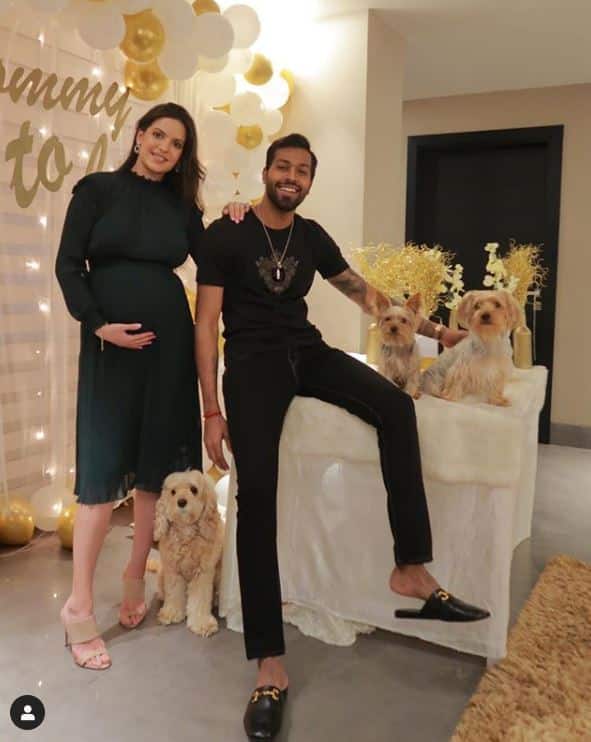 नताशा और हार्दिक माता-पिता बनने वाले हैं. सभी तस्वीरें हार्दिक और नताशा के इंस्टाग्राम से ली गई हैं. 