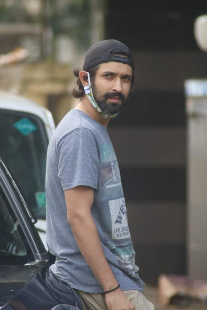 इसके साथ ही फैंस को अब विक्रांत की वेब सीरीज 'मिर्जापुर' के दूसरे सीडन का काफी बेसब्री से इंतजार है. (Photo Credit: Manav Manglani)