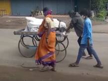 कर्नाटक: पति का शव ठेले पर ले जाने को मजबूर हुई पत्नी, कोरोना की वजह से किसी ने नहीं की मदद