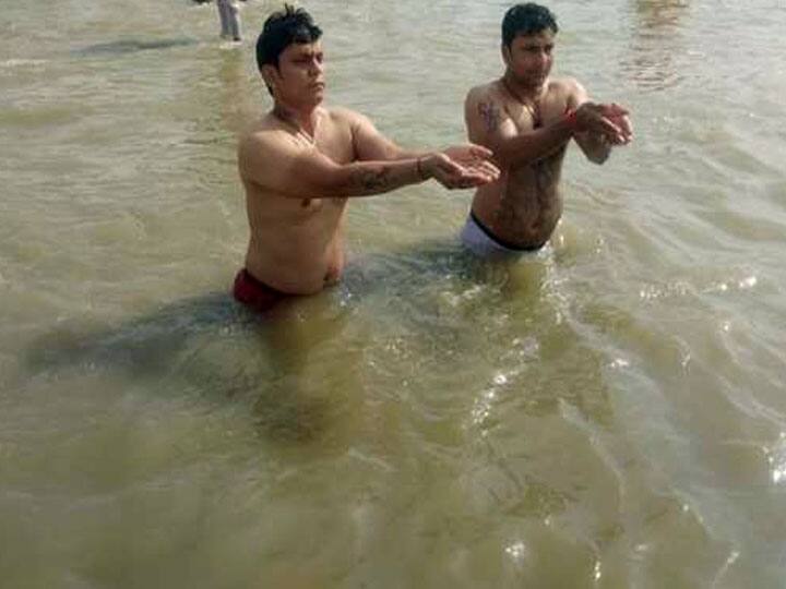 यूपी: सावन के तीसरे सोमवार पर सोमवती अमावस्या का खास संयोग, प्रयागराज के संगम पर उमड़ी श्रद्धालुओं की भीड़ Somavati Amavasya on the third Monday of sawan devotees in Prayagraj sangam यूपी: सावन के तीसरे सोमवार पर सोमवती अमावस्या का खास संयोग, प्रयागराज के संगम पर उमड़ी श्रद्धालुओं की भीड़