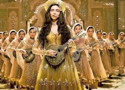 बाजीराव मस्तानी- 2015 : रणवीर सिंह के साथ दीपिका पादुकोण की सुपरहिट फिल्म 'बाजीराव मस्तानी' को दर्शकों का खूब प्यार मिला था. फिल्म ने पहले दिन 12.8 करोड़ रुपए की कमाई की थी. वहीं पहले वीकेंड ने फिल्म ने 46.77 करोड़ रुपए की शानदार कमाई की थी. वहीं बढ़त हासिल करते हुए फिल्म ने, 86.25 करोड़ रुपए की कमाई कर ली थी. फिल्म की कुल कमाई 184 करोड़ रुपए रही थी.