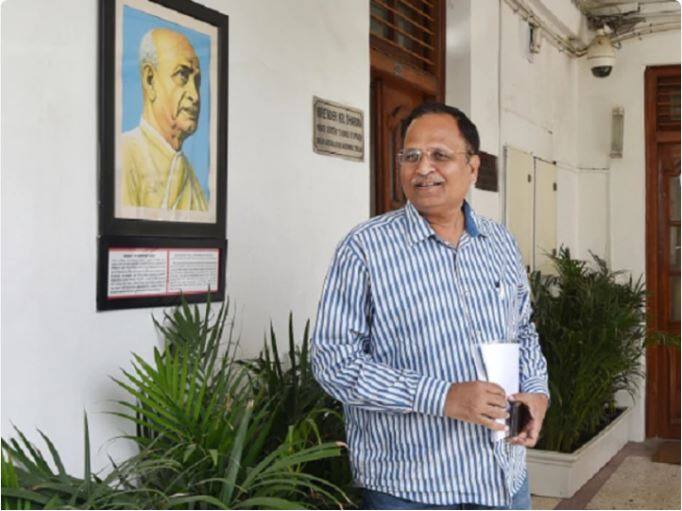 दिल्ली: कोरोना से जंग जीतने के बाद सत्येंद्र जैन ने फिर से संभाला स्वास्थ्य मंत्रालय Delhi Health Minister Satyendar Jain back to work after recovering from coronavirus दिल्ली: कोरोना से जंग जीतने के बाद सत्येंद्र जैन ने फिर से संभाला स्वास्थ्य मंत्रालय