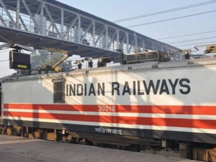 Indian Railways is planning to bring all 151 private trains on track till 2027 year रेलवे की योजनाः निजी रेलगाड़ियों का पहला सैट 2023 से, सभी 151 प्राइवेट ट्रेन 2027 तक हो जाएंगी चालू