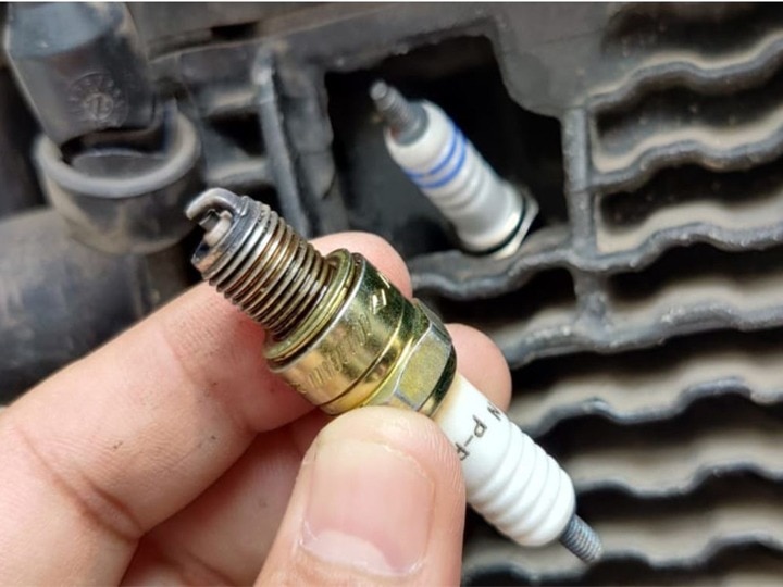If the bike spark plug gets damaged then change it know the tips अगर बाइक झटके से हो गई हो बंद तो हो सकती है ये खराबी, जानिए क्या है इसका हल