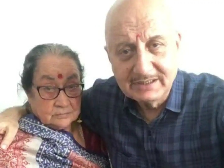 Anupam Kher mother declared healthy by hospital after Covid-19 treatment will stay quatantine at home VIDEO: कोरोना के इलाज के बाद स्वस्थ हुईं अनुपम खेर की मां, होम क्वारंटीइन में रहेंगी