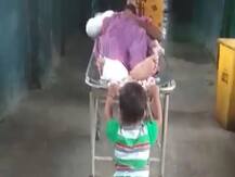 देवरिया में 30 रुपये ना देने पर मासूम को खींचना पड़ा स्ट्रेचर, हटाया गया वार्ड ब्वॉय