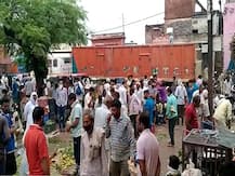 यूपी: सहारनपुर में उड़ी सोशल डिस्टेंसिंग की धज्जियां, थाने के सामने मंडी में लगी भीड़