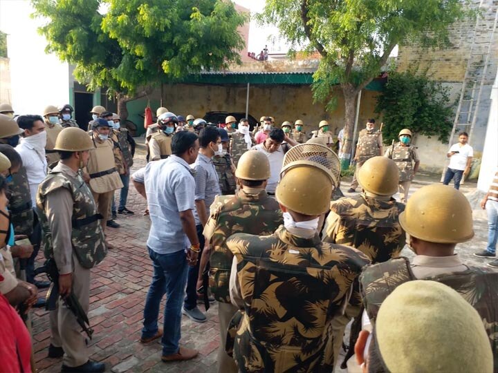 Meerut Police operation clean action on top ten criminals यूपी: एबीपी गंगा की खबर का असर, मेरठ के टॉप टेन बदमाशों के घर पुलिस की दबिश, भारी मात्रा में अवैध हथियार बरामद