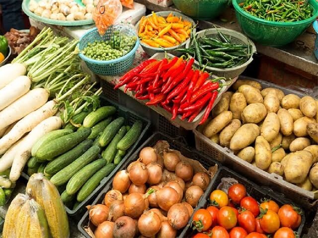 Common Man Kitchen Budget Spoil Due To Vegetable Price Hike ANN | आसमान पर  पहुंचे सब्जियों के दाम, टमाटर 50 के पार, गोभी और मटर ने मारी 'सेंचुरी'