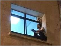 आखिरी सांसें ले रही मां को देखने अस्पताल की खिड़की पर चढ़ा बेटा, आपको भावुक कर देगी ये तस्वीर