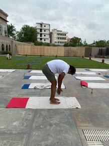 IN Pics: राजस्थान में सियासी संकट के बीच होटल में शीर्षासन करते दिखे कांग्रेस विधायक, वायरल हो रही हैं तस्वीरें