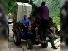 शख्स ने केदारानाथ की सीढ़ियों पर चलाया सामान से भरा ट्रैक्टर, सोशल मीडिया पर वायरल है ये वीडियो