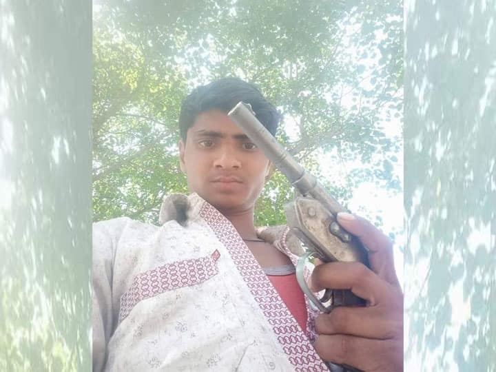 यूपी: फेसबुक पर हथियारों के साथ फोटो डालना पड़ा भारी, आरोपी गिरफ्तार Young man arrested for uploaded photos with illegal weapon in Firozabad यूपी: फेसबुक पर हथियारों के साथ फोटो डालना पड़ा भारी, आरोपी गिरफ्तार
