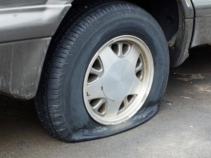 Change puncture tyre in 15 mints all you need to know बीच रास्ते में अगर कार हो जाए पंक्चर तो 15 मिनट में ऐसे बदलें टायर