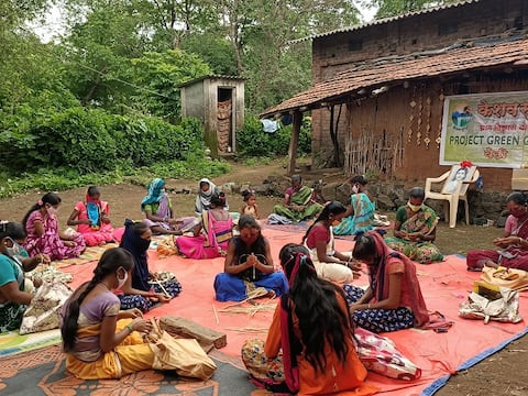 मुंबई: 'Vocal for Local' अभियान के तहत ग्रामीण महिलाएं बांस से बना रहीं राखी, विदेश में भी हो रहा नाम मुंबई: 'Vocal for Local' अभियान के तहत ग्रामीण महिलाएं बांस से बना रहीं राखी, विदेश में भी हो रहा नाम