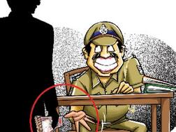 UP: बुलंदशहर में रिश्वत लेने के आरोप में 3 पुलिसकर्मी निलंबित, फर्जी केस में फंसाने की धमकी देकर ऐंठे थे 40 हजार