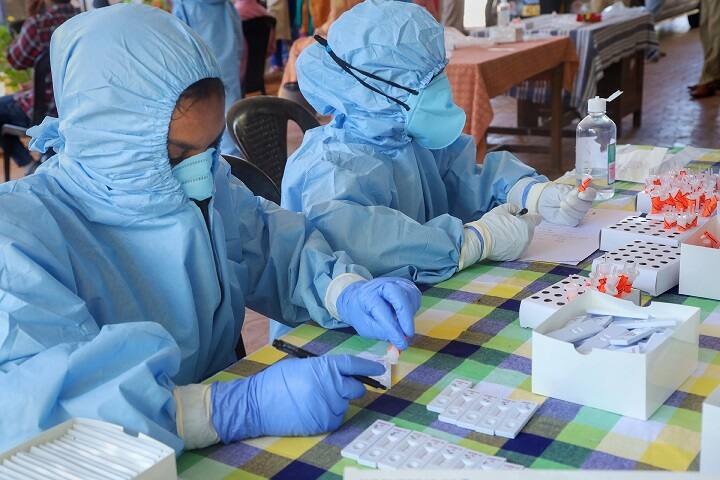 लगातार बढ़ते मरीजों के बीच अच्छी खबर, देश में कोरोना की मृत्युदर घटकर 2.43% हुई Fatality rate drops to 2.43%, among lowest in the world, health ministry लगातार बढ़ते मरीजों के बीच अच्छी खबर, देश में कोरोना की मृत्युदर घटकर 2.43% हुई