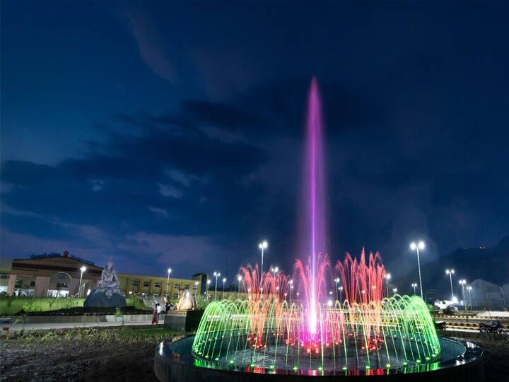 ऋषिकेश से कर्णप्रयाग के बीच बन रही इस रेलवे लाइन में कुल 12 रेलवे स्टेशन बनेंगे. .ये 12 स्टेशन- वीरभद्र, ऋषिकेश, शिवपुरी, ब्यास, देवप्रयाग, श्रीनगर, मलेथा, धारी देवी, घोलतीर, गौचर और कर्णप्रयाग हैं. ऋषिकेश से कर्णप्रयाग के बीच 125 किलोमीटर लंबी रेल लाइन बिछाई जा रही है. 