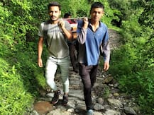 उत्तराखंड: पहाड़ों पर विकास की पोल खोलती तस्वीरें, सड़क नहीं तो पालकी बनाकर कंधे पर लादकर पहुंचाया अस्पताल