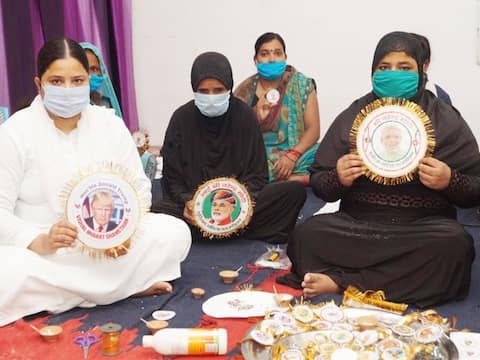 यूपी: वाराणसी की मुस्लिम महिलाओं ने भेजी पीएम मोदी को राखी, 7 साल पुराना है नाता यूपी: वाराणसी की मुस्लिम महिलाओं ने भेजी पीएम मोदी को राखी, 7 साल पुराना है नाता