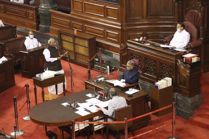 मल्लिकार्जुन खड़गे ने भी राज्यसभा सदस्य के तौर पर शपथ ली. 