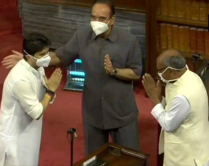 शपथ लेने के बाद ज्योतिरादित्य सिंधिया जब सबका अभिवादन कर रहे थे. इस दौरान दिग्विजय सिंह और गुलाम नबी आजाद का भी अभिवादन किया.