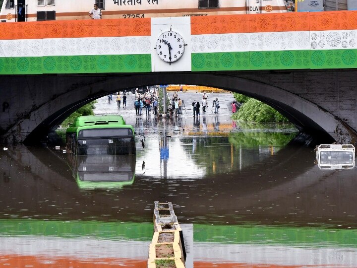 Minto Bridge: Delhi PWD to barricade Into Bridge if water level rises above 45 cm ANN मिंटो ब्रिज हादसे के बाद जागी सरकार, 45 cm से ज़्यादा जलभराव पर बंद होगा रास्ता, नियम के उल्लंघन पर दर्ज हो सकती है FIR