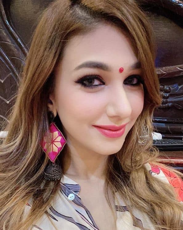 अभिनीत की पहली मुलाकात अनूप जलोटा के जरिए ही हुई. अनूप जलोटा और अभिनीत के पापा दोस्त हैं. अभिनीत के इंदौर, भोपाल और पुणे में क्लीनिक है.