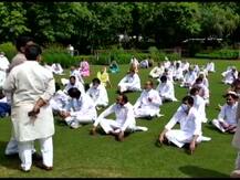 राज्यपाल से मिले CM अशोक गहलोत, कांग्रेस विधायकों ने राजभवन परिसर में लगाए 'तानाशाही नहीं चलेगी' जैसे नारे