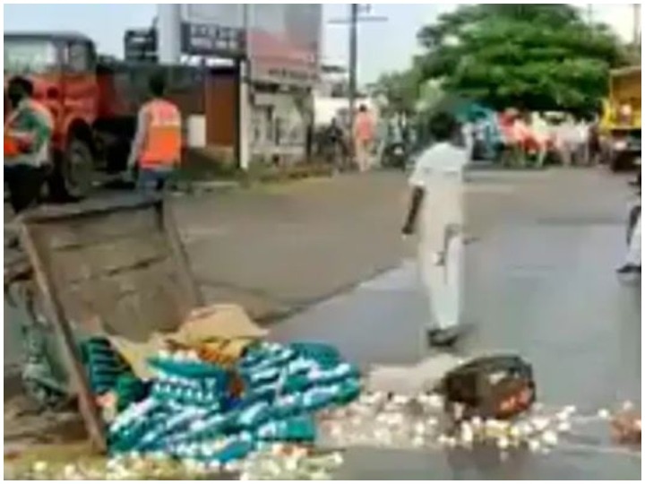 Corporation workers overturned eggs after refusing Rs 100 in Indore इंदौर में 100 रुपए नहीं देने पर निगम कर्मियों ने पलटा अंडो से भरा ठेला, सोशल मीडिया पर वायरल हुआ वीडियो