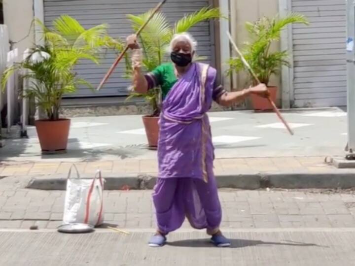 Pune 85 year old woman juggles sticks in viral video ANN पुणे: पेट पालने को मजबूर 85 वर्षीय बुजुर्ग महिला सड़क पर दिखा रही हैं करतब, वीडियो हुआ वायरल