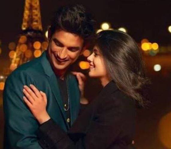 सुशांत सिंह राजपूत अब इस दुनिया में नहीं हैं और उनकी मौत के करीब 40 दिन बाद आज सुशांत की आखिरी फिल्म रिलीज हो गई है. फिल्म को देखकर फैंस काफी भावुक हैं. फिल्म की कहानी भी बेहद भावुक कर देने वाली है. फिल्म के रिलीज होने पर हम आपको फिल्म के कुछ बेहद खास और दिल को छू ले ने वाले डायलॉग्स आपके लिए लेकर आए हैं. जिन्हें आप आगे की स्लाइड्स का रुख कर के देख सकते हैं.