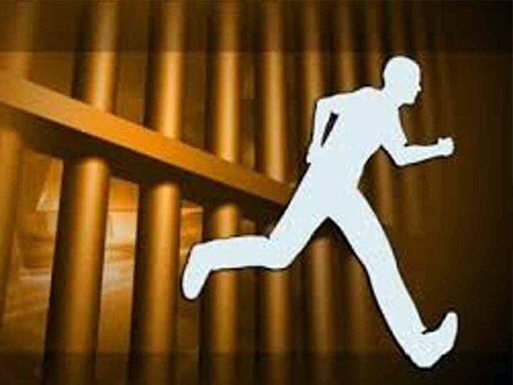 prisoner escaped from banda jail in uttar pradesh यूपी: बांदा जेल से फरार हुआ कैदी, एक जेलकर्मी निलंबित, 3 होमगार्डों पर भी होगी कार्रवाई