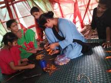 दिल्ली: गलवान घाटी में तैनात जवानों के लिए पाकिस्तानी हिंदू शरणार्थी बहनें बना रही हैं राखियां