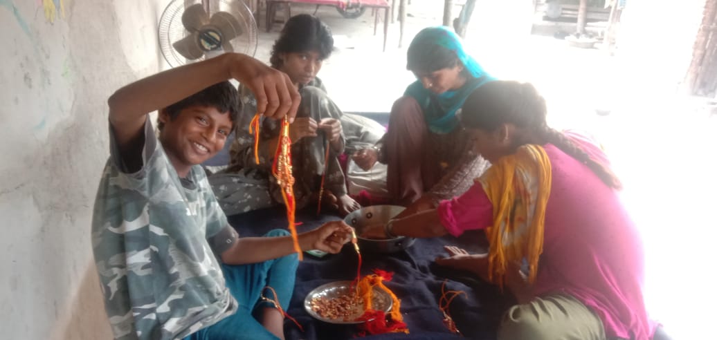 दिल्ली: गलवान घाटी में तैनात जवानों के लिए पाकिस्तानी हिंदू शरणार्थी बहनें बना रही हैं राखियां