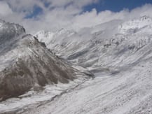 लद्दाख: माइनस 15 डिग्री तक गिरा पारा, द्रास में लोगों ने आइस रिंक में की मस्ती